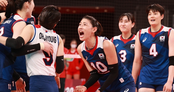 지난 8월 4일 일본 도쿄 아리아케 아레나에서 열린 도쿄올림픽 여자배구 8강전 대한민국과 터키의 경기. 김연경 선수가 동료들과 포효하고 있다. (사진=뉴시스)