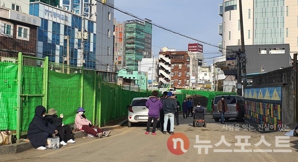 무료 급식을 받기 위해 줄을 서 있는 노인들. (사진=뉴스포스트DB)