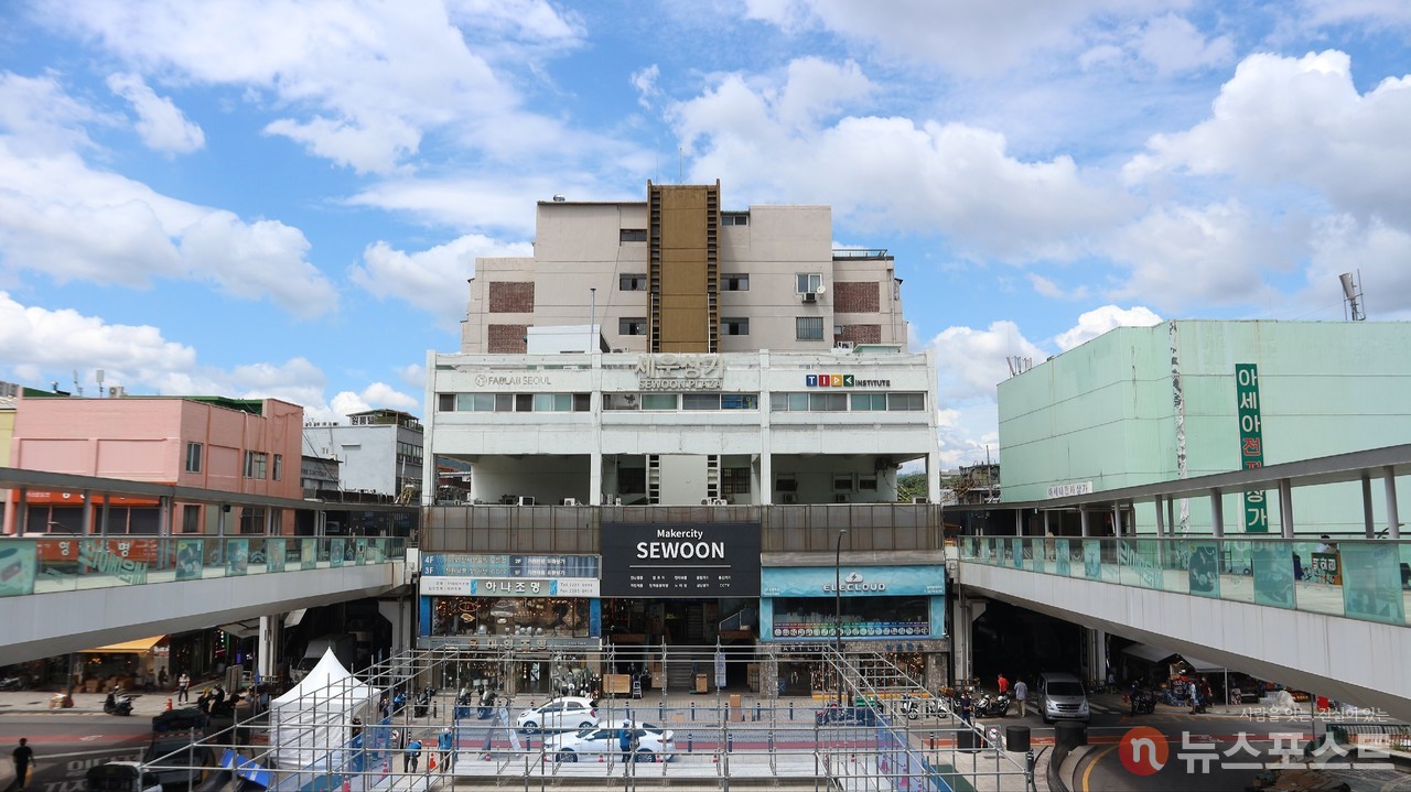 (2021. 10.22) 서울 종로 세운상가의 연결 보도. (사진: 뉴스포스트 강대호 기자)