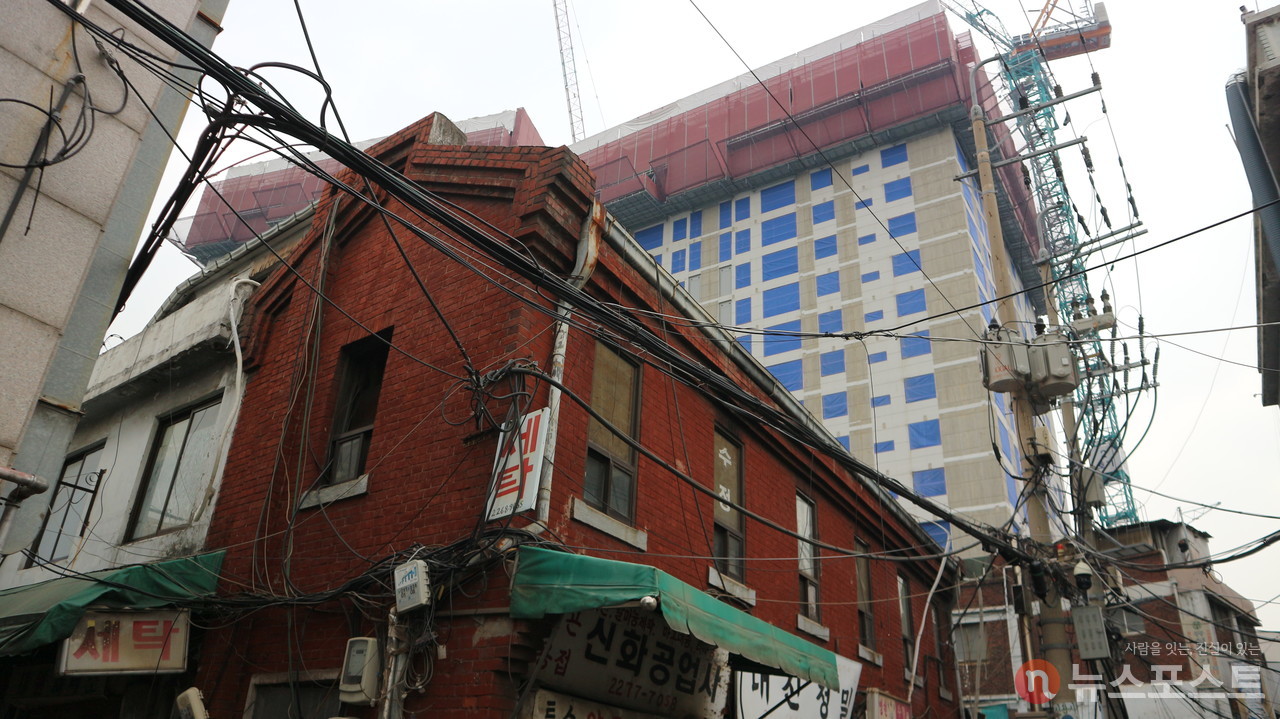 (2021. 12. 29) 서울 중구 입정동의 대진정밀 건물. 1947년에 지어진 이 건물은 어쩌면 원형이 사라질 지 모른다. (사진: 뉴스포스트 강대호 기자)