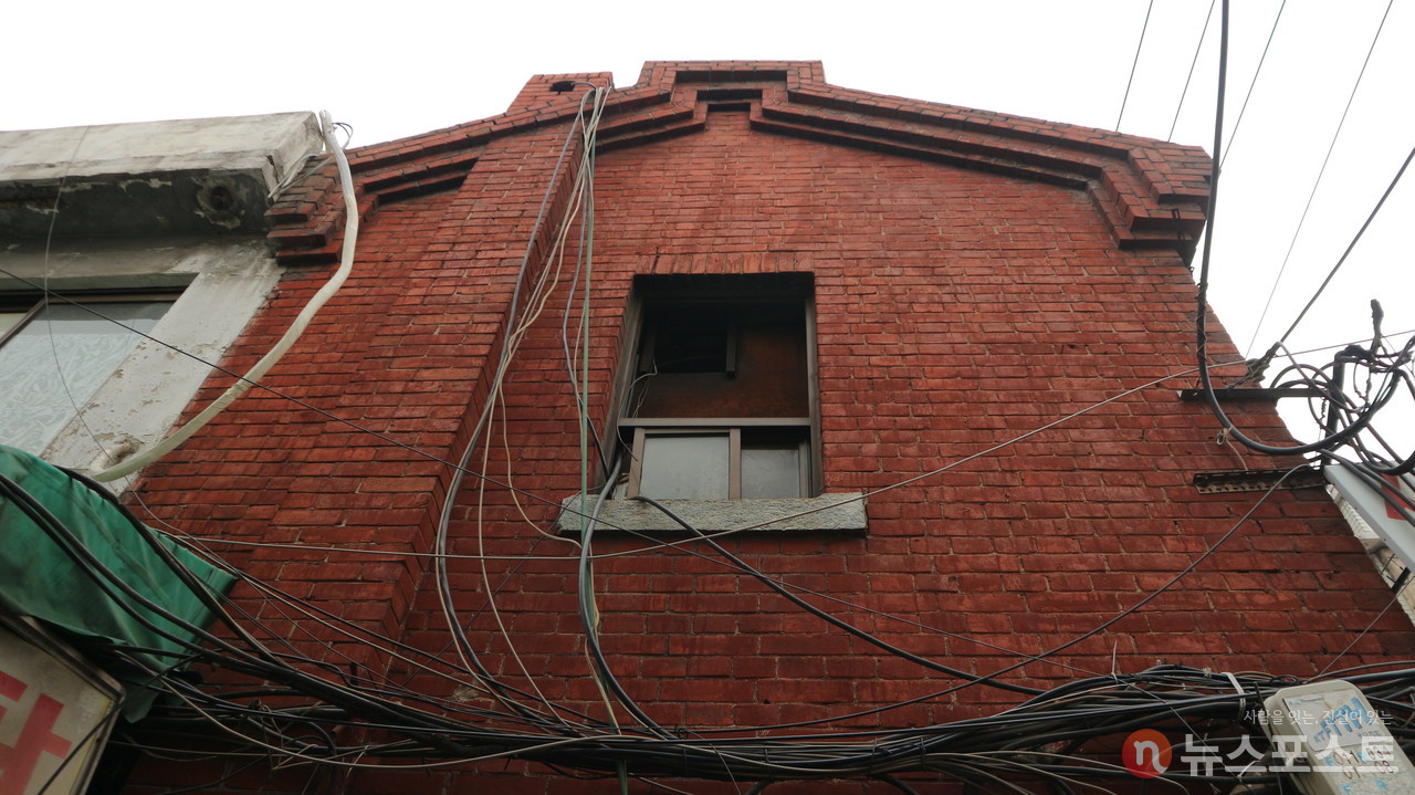 (2021. 12. 29) 서울 중구 입정동의 대진정밀 건물. 1947년에 지어진 이 건물은 어쩌면 원형이 사라질 지 모른다. (사진: 뉴스포스트 강대호 기자)