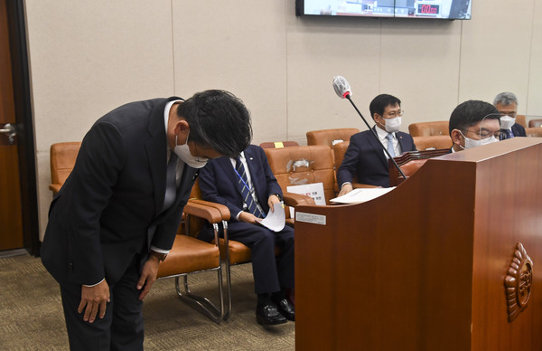 지난해 10월 12일 국정감사에서 정승일 한국전력공사 사장이 선서에 앞서 인사를 하고 있다. (사진=뉴시스)
