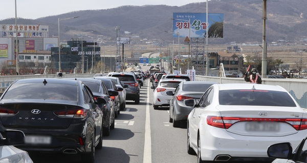 도로 위 일시 정차된 차량들. (사진=뉴시스)