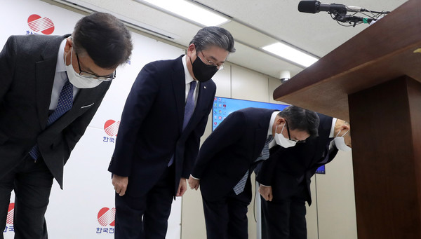 정승일(왼쪽 두번째) 한국전력공사 사장 등 한전 임원진이 9일 서울 서초구 한전 아트센터에서 기자회견을 열고 '한국전력 하청업체 노동자 감전 사망사고'와 관련 고개 숙여 사과를 하고 있다. (사진=뉴시스)