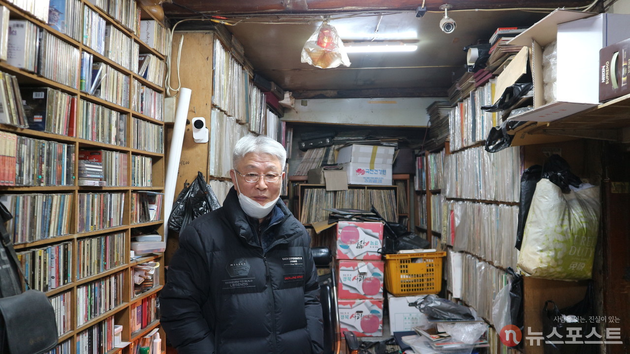 (2022. 01. 10) 서울 중구 황학동 '돌 레코드'의 김성종 대표. 그는 1975년부터 음반 매장을 하고 있다. (사진: 뉴스포스트 강대호 기자)
