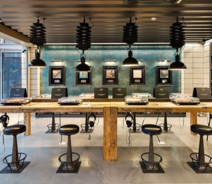 서울 이태원에 있는 음반 판매점 '바이닐앤프라스틱'. 이 매장에서는 LP를 직접 들어볼 수 있다. (사진: 현대카드 제공)