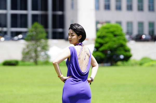 지난해 6월 류호정 정의당 의원이 서울 여의도 국회 본청 앞에서 전국민주노동조합총연맹 타투 유니온 조합원들과 타투업법 제정 촉구 기자회견을 열었다. (사진=류호정 정의당 의원 SNS 제공)