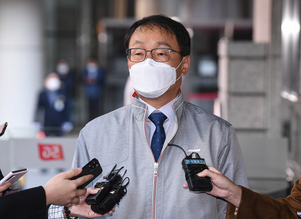 구현모 KT 대표가 지난해 10월 서울 종로구 KT혜화타워 앞에서 지난 25일 발생한 KT의 유·무선 인터넷 장애와 관련해 취재진에 답변하고 있다. (사진=뉴시스)