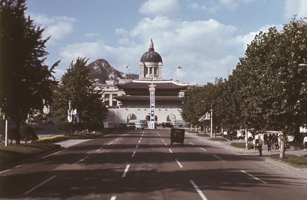 1968년에 복원된 광화문. 중앙청이 그 뒤에 보인다. (사진: 대한민국역사박물관 제공)