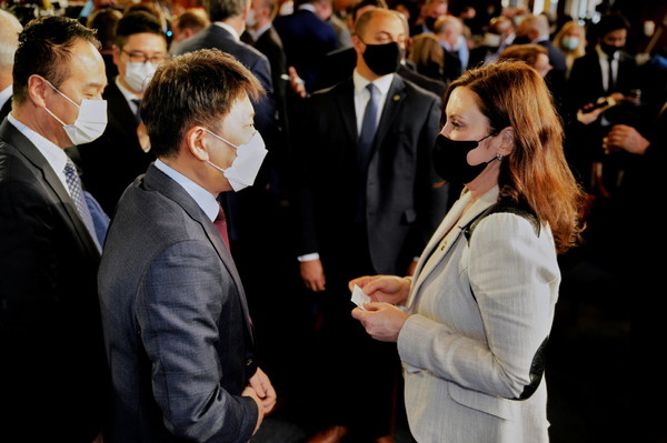 LG에너지솔루션 자동차전지사업부장 김동명 부사장이 25일(현지시간) 미국 미시간 주의회 건물에서 열린 ‘LG에너지솔루션-GM 제3 합작공장’ 투자 발표 행사장에서 그레천 휘트머 미시간 주지사와 인사를 나누고 있다. (사진=LG에너지솔루션 제공)