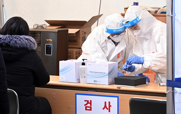 지난 26일 오미크론 대응 단계 전환이 본격 시행된 경기도 안성시보건소의 선별진료소에서 의료진이 채취한 진단키트를 검사하고 있다. (사진=뉴시스)
