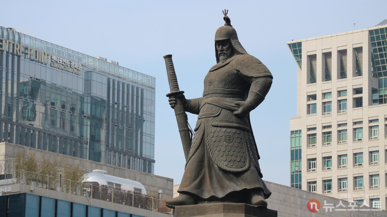 (2022. 01. 27) 서울 광화문 광장의 이순신 장군 동상. (사진: 뉴스포스트 강대호 기자)