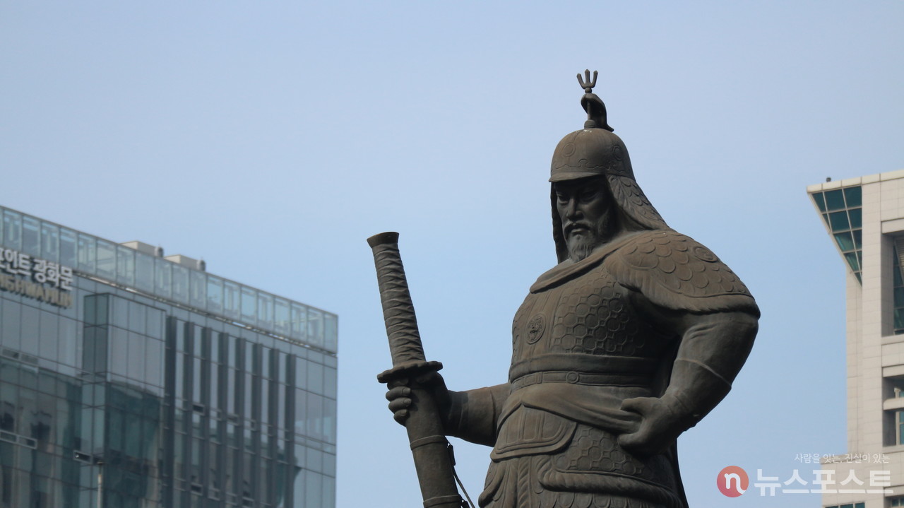 (2022. 01. 22) 광화문 광장의 이순신 장군 동상. (사진: 뉴스포스트 강대호 기자)
