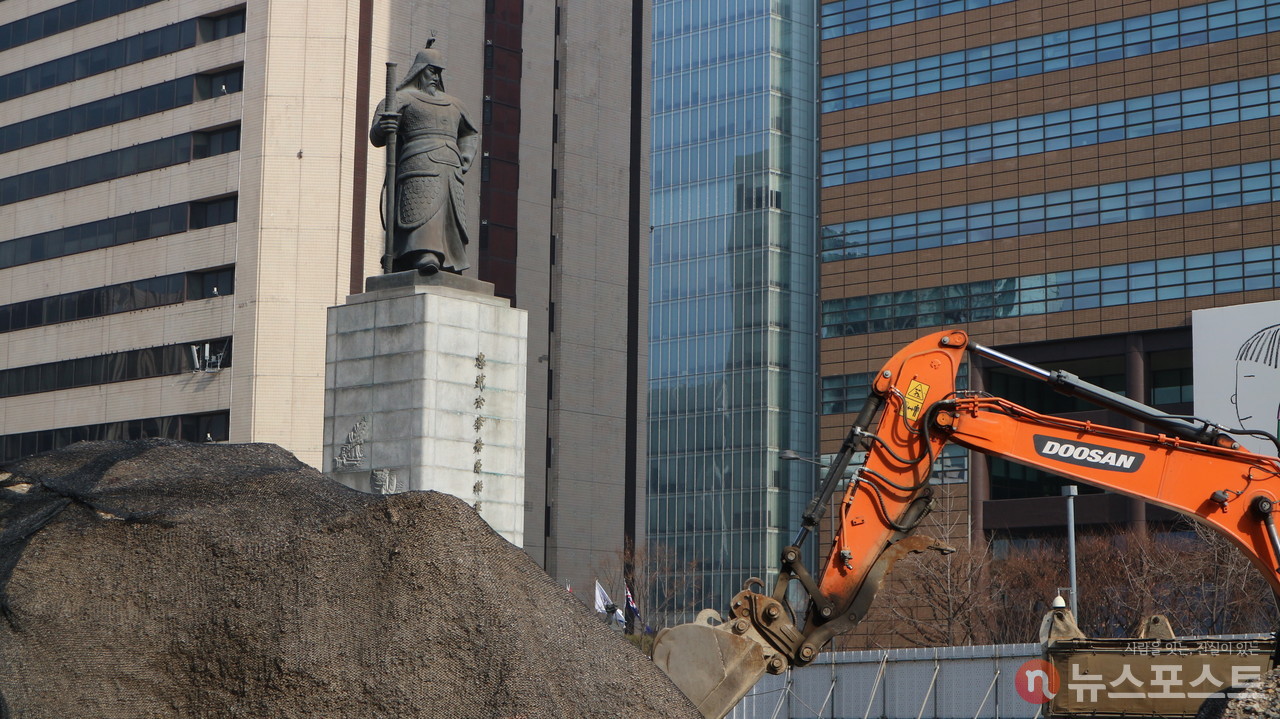 (2022. 01. 27) 광화문 앞길은 새로운 광장을 조성하기 위해 공사 중이다. (사진: 뉴스포스트 강대호 기자)