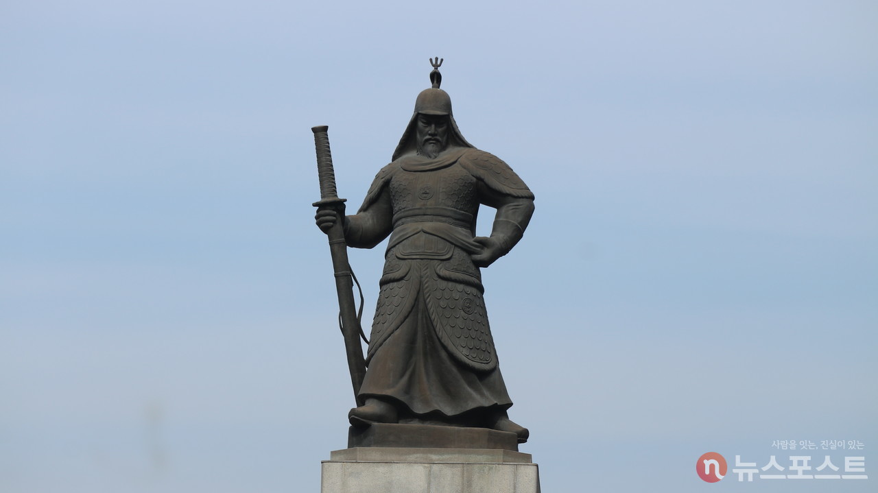 (2022. 01. 27) 광화문 광장의 이순신 장군 동상. (사진: 뉴스포스트 강대호 기자)