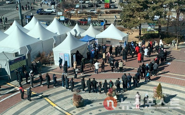 3일 서울 구로구의 임시 선별진료소에서 코로나19 검사를 하려는 시민들이 줄을 서 있다. (사진=뉴스포스트 이별님 기자)