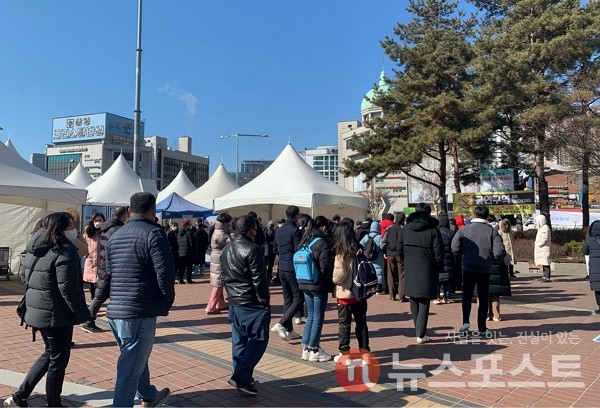 3일 서울 구로구의 임시 선별진료소에서 코로나19 검사를 하려는 시민들이 줄을 서 있다. (사진=뉴스포스트 이별님 기자)