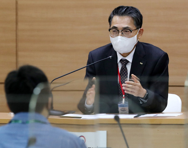 김정렬 한국국토정보공사(LX) 사장이 16일 국토교통부 브리핑룸에서 기자간담회를 하고 있다. 김정렬 사장은 LX공사법의 필요성을 지속적으로 언급해왔다. (사진=한국국토정보공사 제공)