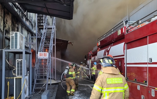 지난달 1일 오전 충남 아산의 보일러 공장에서 불이 나 소방당국이 소방헬기 등 장비를 투입해 진화했다. (사진=뉴시스)