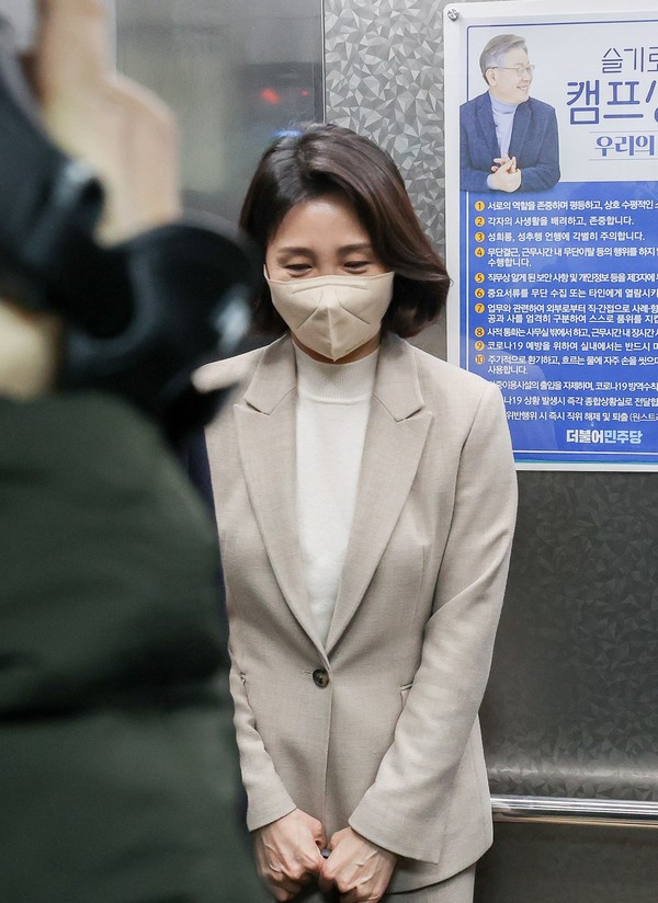 이재명 더불어민주당 대선 후보의 부인 김혜경씨가 기자회견을 위해 9일 서울 여의도 당사로 들어서고 있다. (사진=뉴시스/공동취재사진)