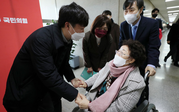 이준석 국민의힘 대표가 10일 서울 여의도 국회에서 일본군 위안부 피해자 이용수 할머니와 만나 인사하고 있다. (사진=공동취재사진)