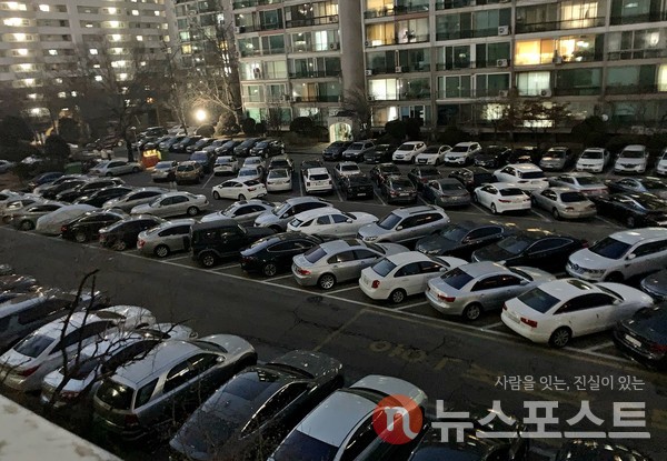 지난 7일 서울 소재 구축 아파트 지상 주차장이 퇴근 시간대인 오후 6시가 넘자 만석이 됐다. (사진=뉴스포스트 이별님 기자)