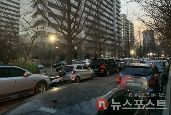 지난 7일 서울 소재 구축 아파트 단지 내 도로가 주차된 차들로 가득찼다. (사진=뉴스포스트 이별님 기자)
