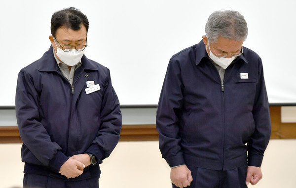11일 전남 여수시 화치동 여수국가산단 내 입주기업 여천NCC에서 김재율(왼쪽)·최금암 공동대표이사가 8명의 사상자가 발생한 폭발사고에 대해 사과를 하고 있다. (사진=뉴시스)