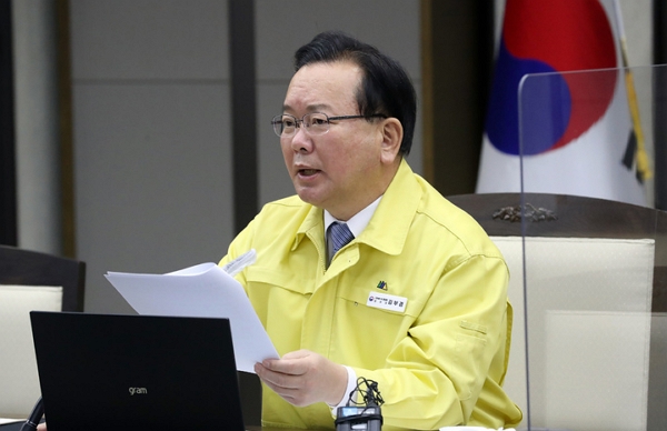 16일 김부겸 국무총리가 정부세종청사에서 열린 코로나19 대응 중앙재난안전대책본부 회의를 주재하며 모두발언을 하고 있다. (사진=뉴시스)