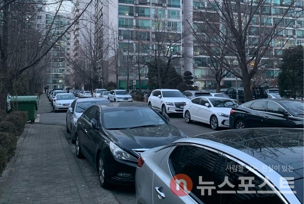 서울 소재 구축 아파트 주차장. (사진=뉴스포스트 이별님 기자)
