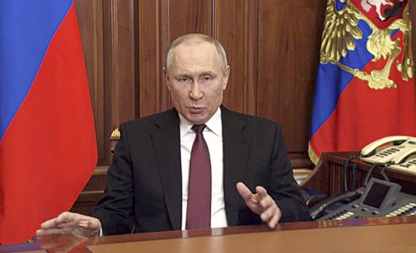 24일 블라디미르 푸틴 러시아 대통령이 러시아 모스크바에서 대국민 연설을 하고 있다. 푸틴 대통령은 우크라이나 돈바스 지역 민간인들을 보호하기 위해 군사 작전이 필요하다고 주장하며 외부 간섭이 있을 경우 이전에 본 적 없는 결과를 초래할 것이라고 경고했다. (사진=AP/뉴시스)