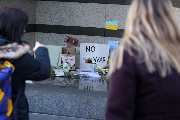 러시아의 우크라이나 침공 7일째인 2일 오후 서울 용산구 주한 우크라이나대사관 앞에 전쟁 종식을 기원하는 문구와 물품이 놓여 있다. (사진=뉴시스)