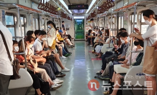 지하철 안에서 마스크를 착용한 시민들. (사진=뉴스포스트 DB)