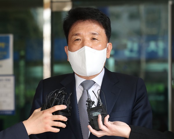 함영주 하나금융그룹 부회장이 11일 오후 서울 마포구 서울서부지법에서 열린 하나은행 채용비리 관련 선고 공판을 마친 후 취재진의 질문에 답하고 있다. (사진=뉴시스)