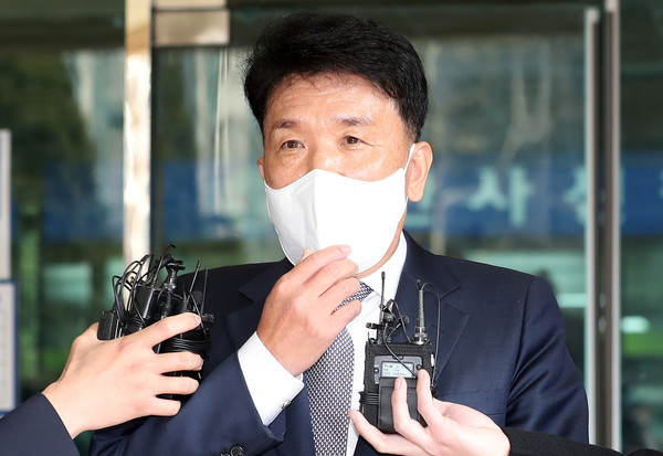 함영주 하나금융그룹 부회장이 지난 11일 오후 서울 마포구 서울서부지법에서 열린 하나은행 채용비리 관련 선고 공판을 마친 후 취재진의 질문에 답하고 있다. 함 부회장은 이날 선고 공판에서 무죄를 선고 받았다. (사진= 뉴시스)