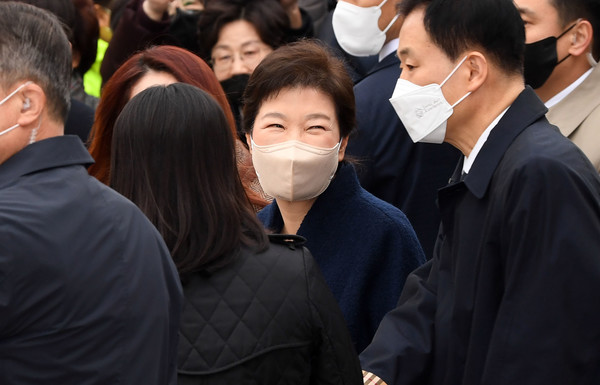 24일 오전 삼성서울병원에서 퇴원하는 박근혜 전 대통령. (사진=공동취재사진)