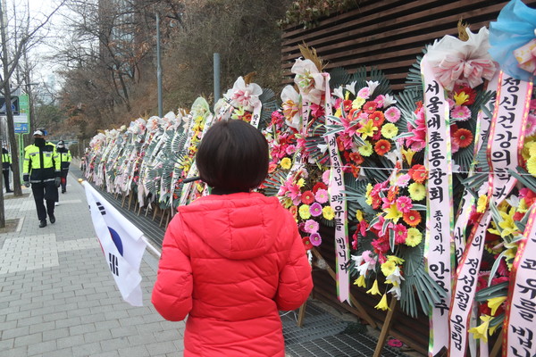 24일 삼성서울병원 인근 보도에 박 전 대통령을 응원하는 지지자들의 화환이 늘어섰다. (사진=뉴스포스트 김혜선 기자)