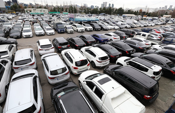 18일 서울 장안평중고차매매시장에 차량들이 주차돼 있다. 전날인 17일 중소벤처기업부 심의위원회는 중고차 매매업을 생계형 적합업종에서 제외키로 결정했다. (사진=뉴시스)