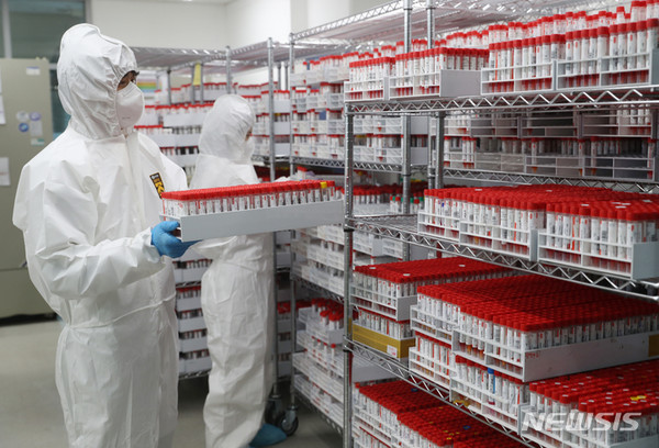 30일 오후 경기도 용인시 SCL (재)서울의과학연구소 검체보관실에서 관계자들이 검사가 끝난 검체를 정리하고 있다. (사진=뉴시스)