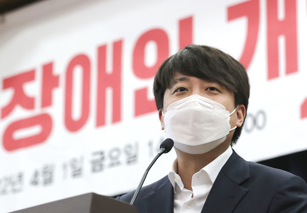 이준석 국민의힘 대표가 1일 서울 여의도 국회의원회관에서 열린 이종성 의원실 주최 ‘장애인 개인예산제 도입 방안과 과제’ 토론회에서 축사하고 있다. (사진=공동취재사진) 