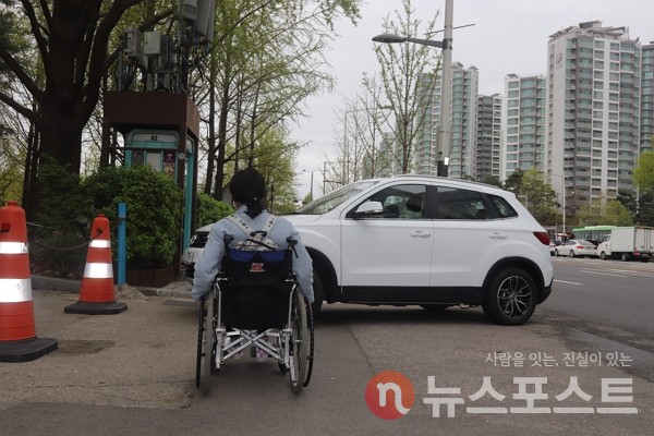 지난 14일  취재진이 서울 송파구에서 휠체어를 타고 이동하다가 정차 차량을 마주했다. (사진=뉴스포스트 김혜선 기자)