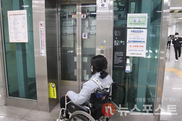 지난 14일 서울 지하철 종합운동장역에서  취재진이 엘리베이터를 기다리고 있다. (사진=뉴스포스트 김혜선 기자) 