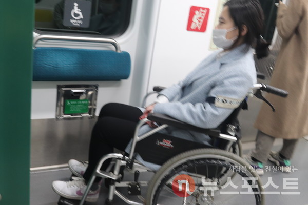 지난 14일 취재진이 휠체어 전용 공간에서 지하철을 이용하고 있다. (사진=뉴스포스트 김혜선 기자)