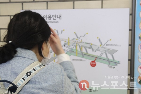 지난 14일 서울 지하철 교대역에서 취재진이 엘리베이터를 찾기 위해 지도를 살펴보고 있다. (사진=뉴스포스트 김혜선 기자)