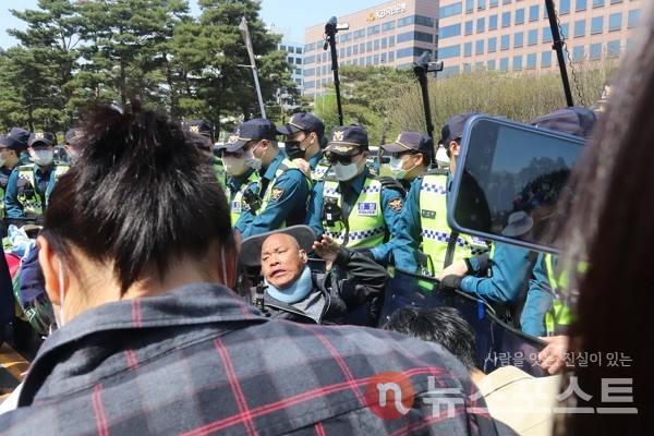 20일 서울 영등포구 여의도 이룸센터 앞에서 열린 ‘420장애인차별철폐의날 맞이 장애인권리·민생 4법 제·개정 투쟁 결의대회’ 과정에서 전국장애인차별철폐연대 회원들이 경찰과 대치 중이다. (사진=뉴스포스트 이별님 기자)