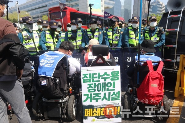 20일 서울 영등포구 여의도 이룸센터 앞에서 열린 ‘420장애인차별철폐의날 맞이 장애인권리·민생 4법 제·개정 투쟁 결의대회’ 과정에서 전국장애인차별철폐연대 회원들이 경찰과 대치 중이다. (사진=뉴스포스트 이별님 기자)