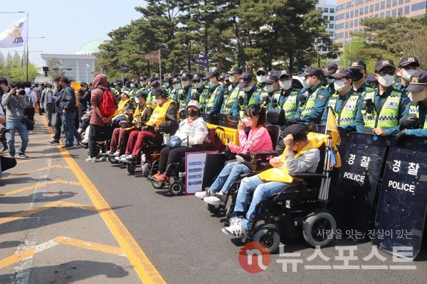 20일 서울 영등포구 여의도 이룸센터 앞에서 열린 ‘420장애인차별철폐의날 맞이 장애인권리·민생 4법 제·개정 투쟁 결의대회’ 과정에서 전국장애인차별철폐연대 회원들이 경찰과 대치 중이다. (사진=뉴스포스트 이별님 기자)