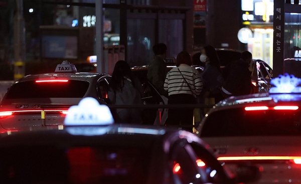 서울 중구 서울역 앞 택시승강장에서 시민들이 택시에서 내리고 있는 모습. (사진=뉴시스)