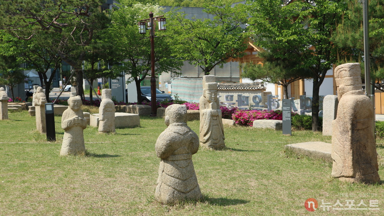 '은평 역사 한옥 박물관' 입구의 석물들. 은평뉴타운 개발 지역의 묘지들에서 가져온 것이다. (사진: 뉴스포스트 강대호 기자)