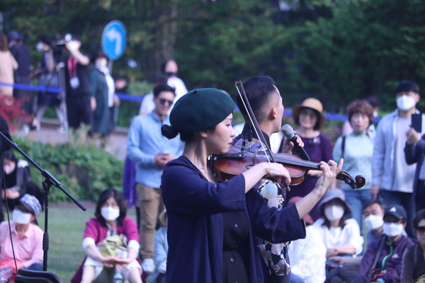 10일 녹지원 잔디밭에서 시민들이 공연을 관람하고 있다. (사진=뉴스포스트 김혜선 기자)